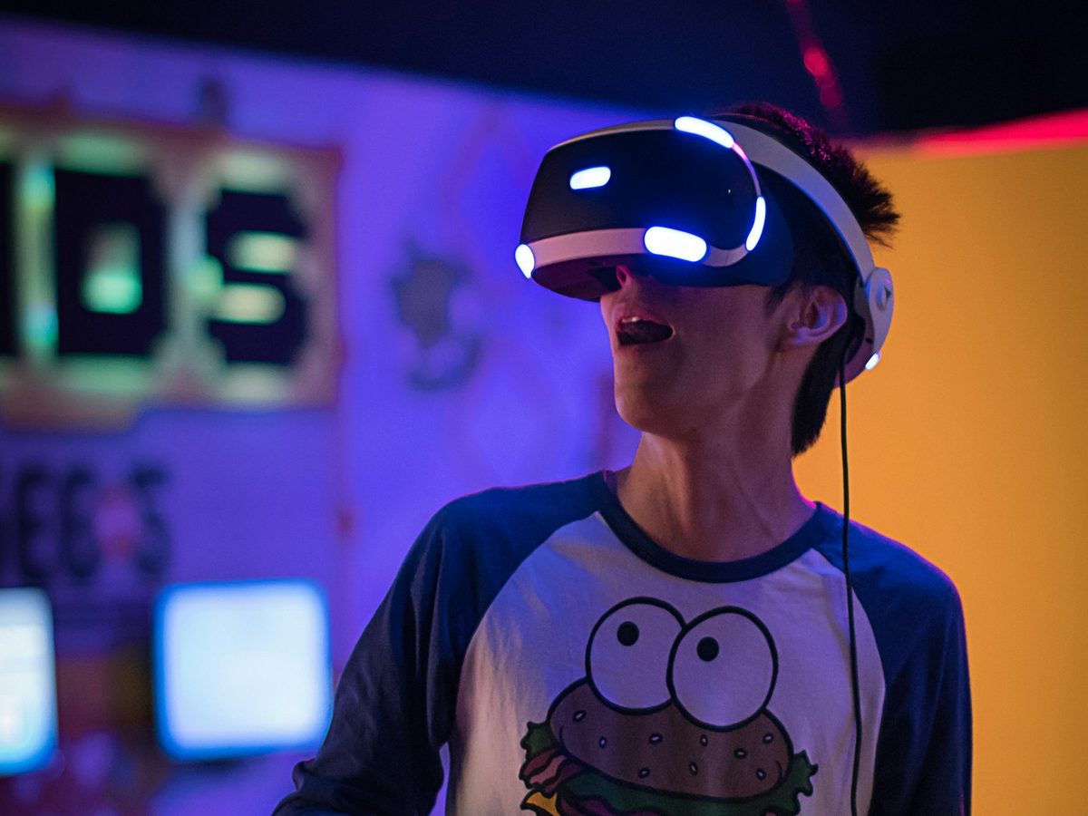 Гравець у VR-шоломі під час сесії